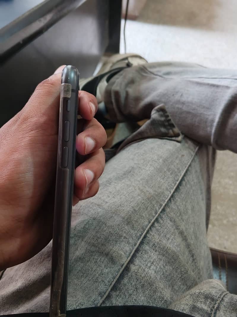 Apple iPhone 11 4