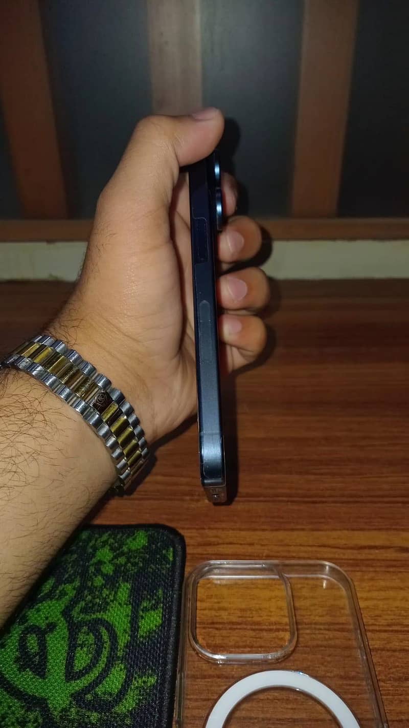 Apple iPhone 15 Pro 4