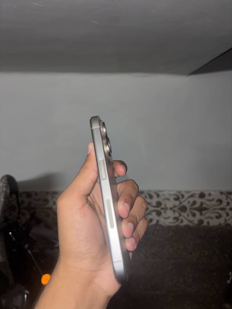Apple iPhone 15 Pro 2