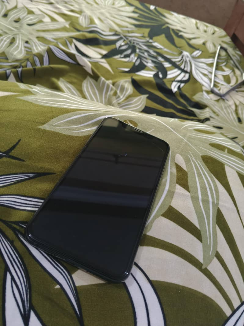 Apple iPhone XS Max 3
