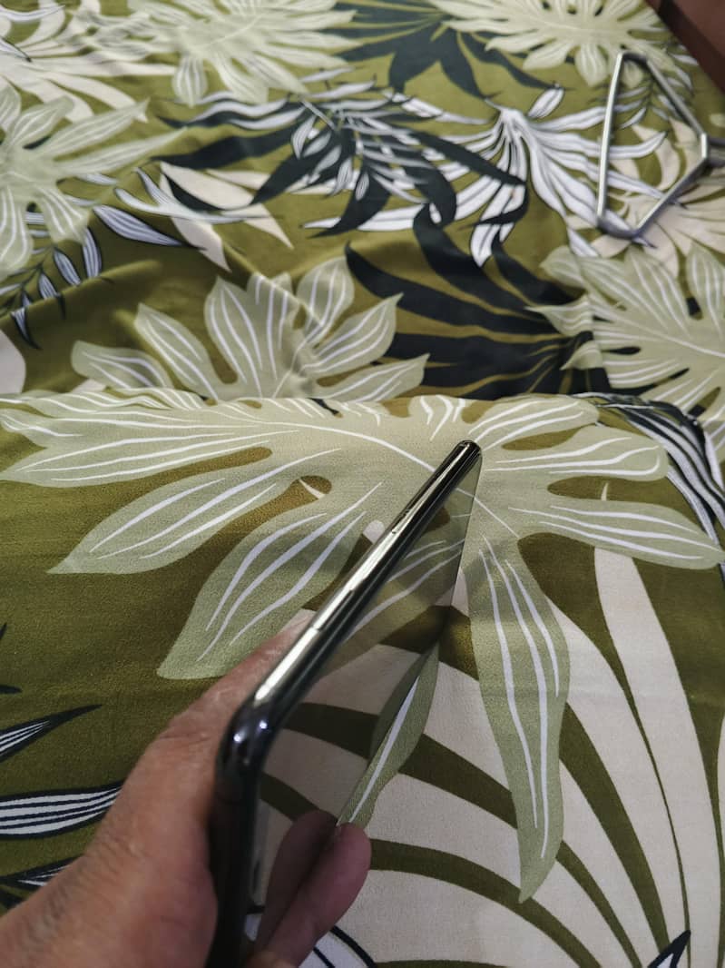 Apple iPhone XS Max 4