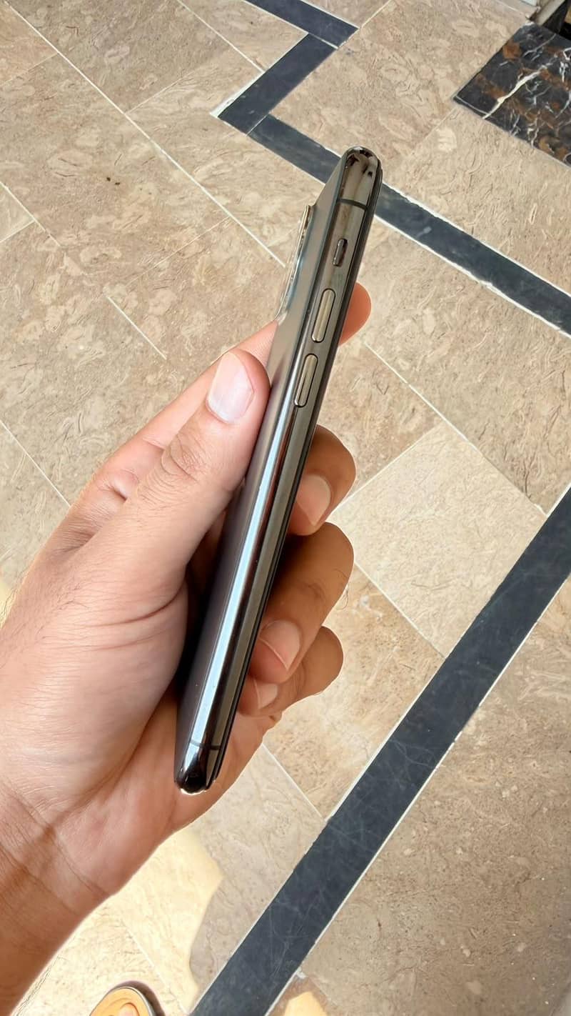 Apple iPhone 11 Pro 4