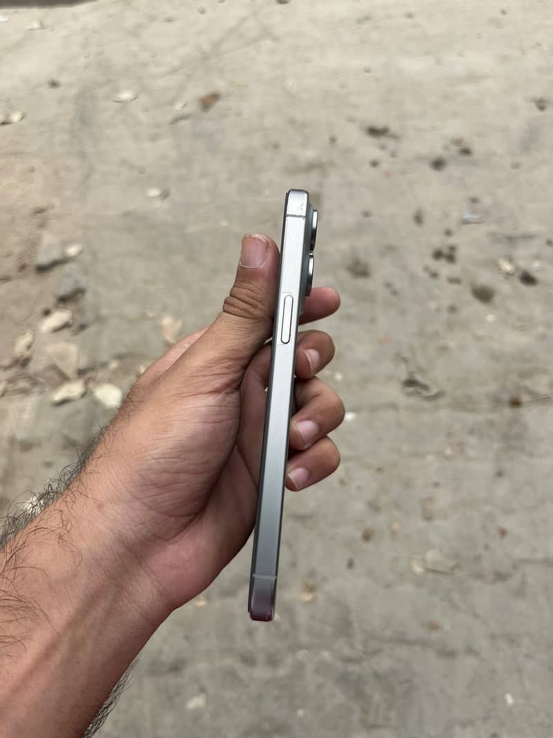 Apple iPhone 15 Pro Max 3