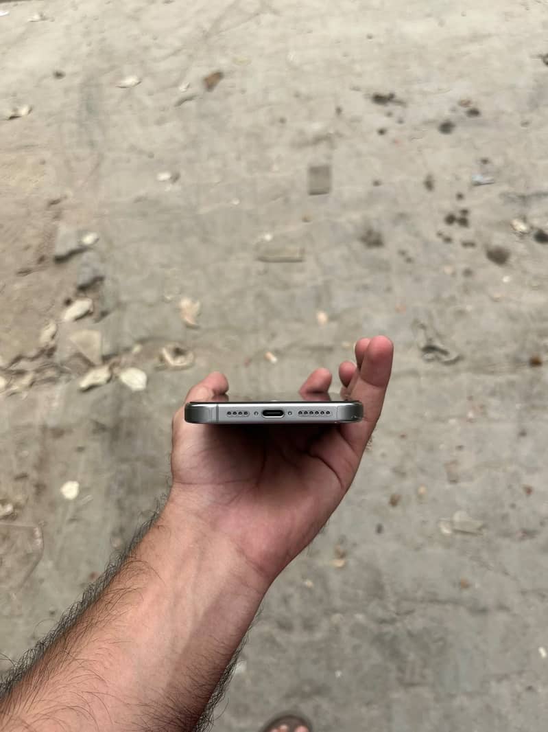 Apple iPhone 15 Pro Max 4