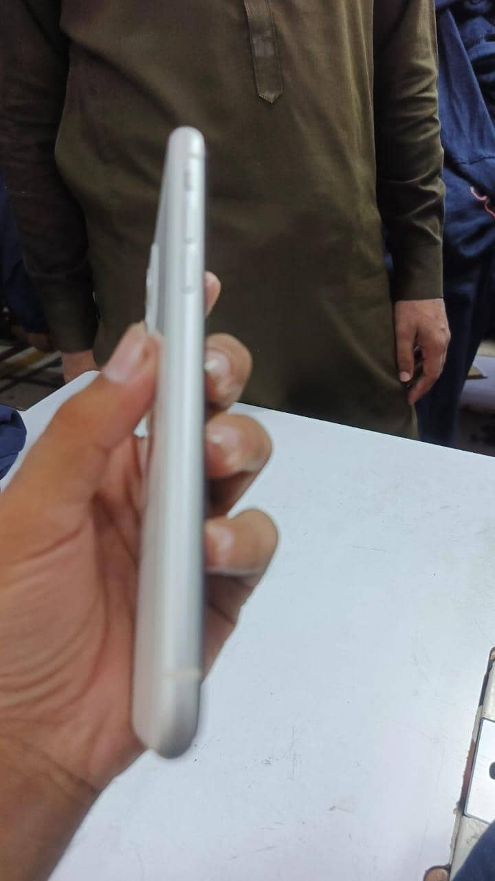 Apple iPhone 11 3