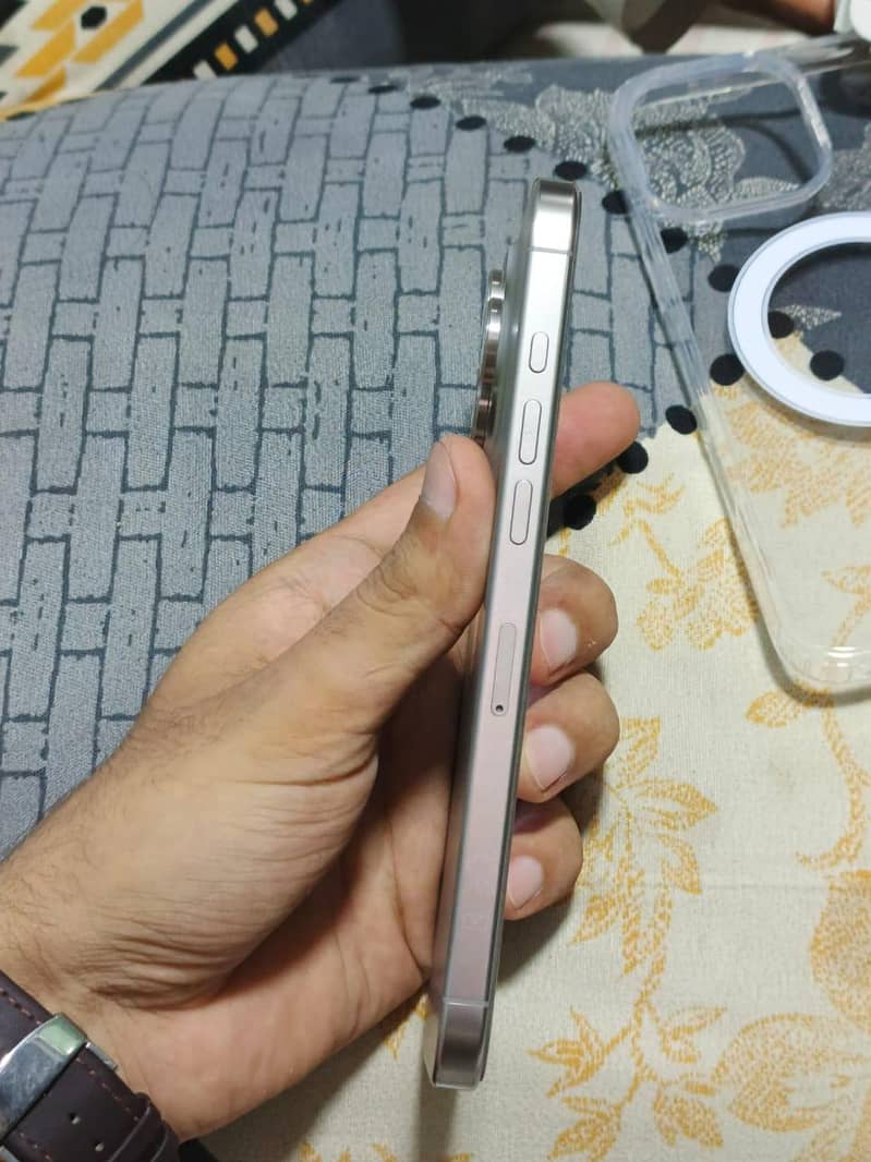 Apple iPhone 16 Pro Max 3