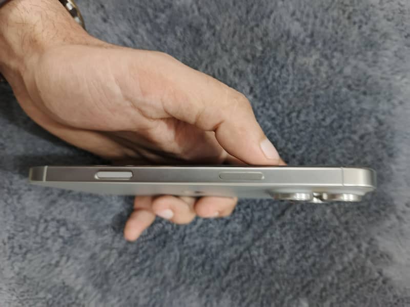 Apple iPhone 16 Pro Max 9