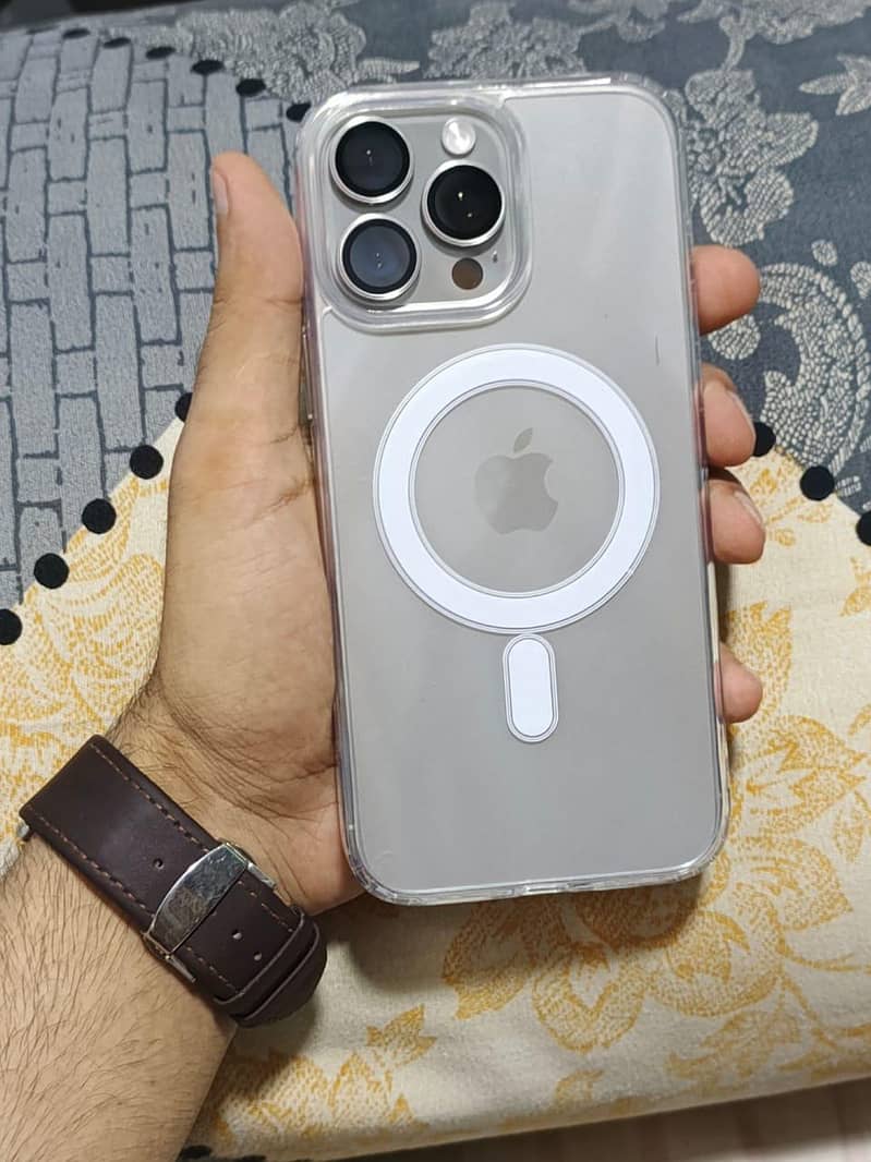 Apple iPhone 16 Pro Max 12