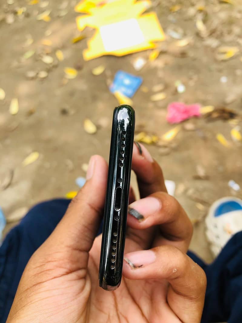 Apple iPhone X 4