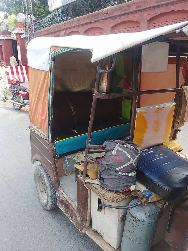 Old Auto rickshaw normal condition 4
