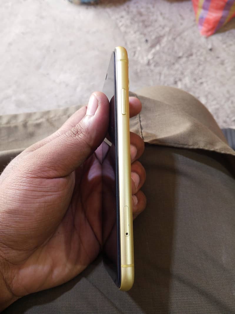 Apple iPhone 11 4