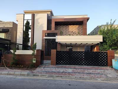 ONE KANAL LUXURY DESIGNER HOUSE FOR SALE AT PRIME LOCATION OWNER SELF BUILT CONSTRUCTION!