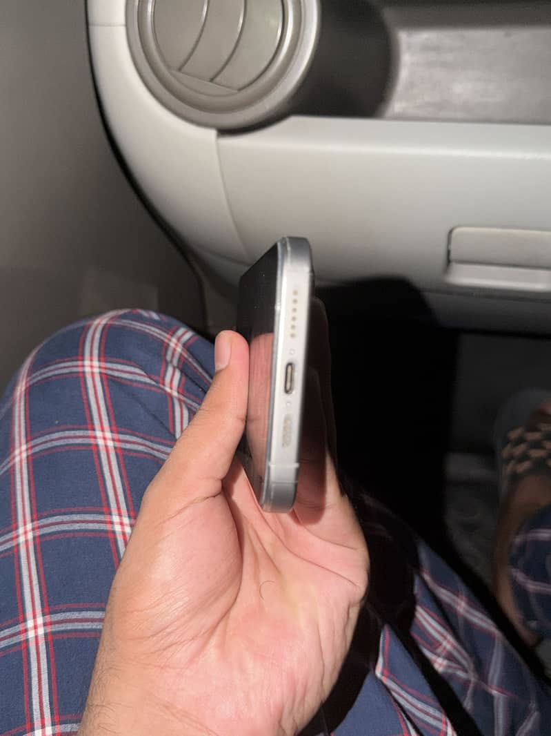 Apple iPhone 15 Pro Max 4