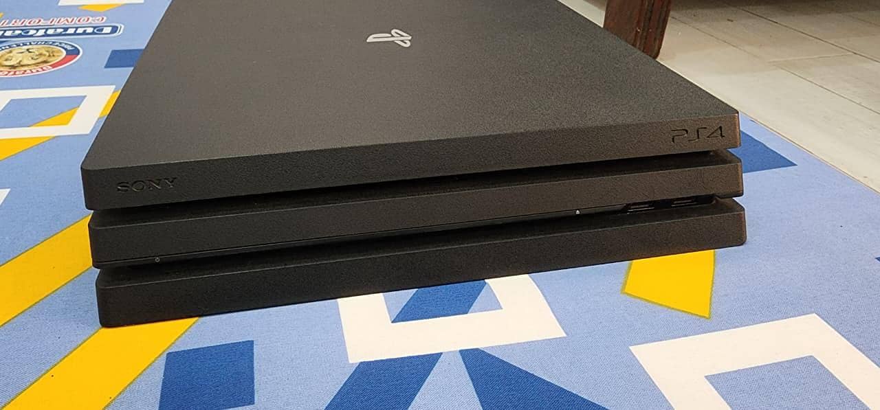 PS4 PRO 1 TB Immaculate Condition 4