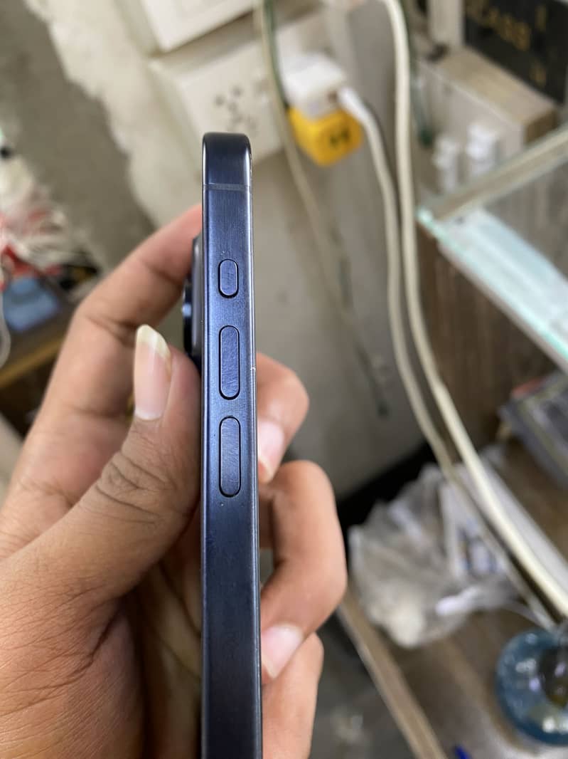 Apple iPhone 15 Pro Max 4