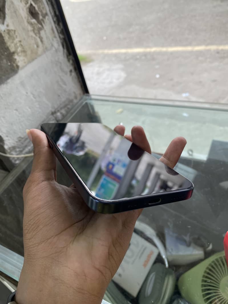 Apple iPhone 15 Pro Max 9