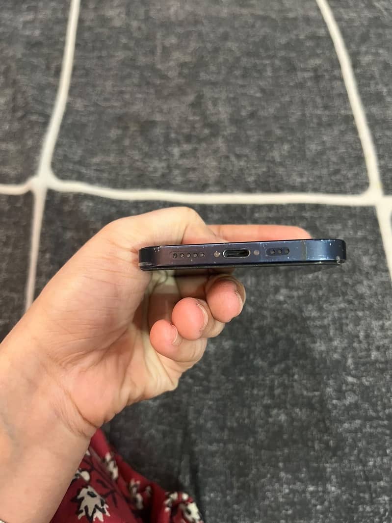 Apple iPhone 12 4