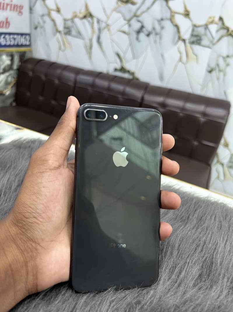 Apple iPhone 8 Plus 0
