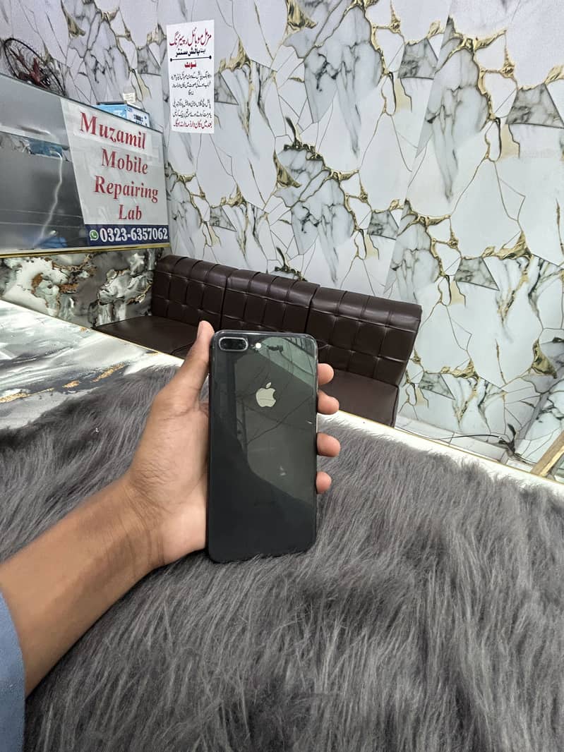 Apple iPhone 8 Plus 1