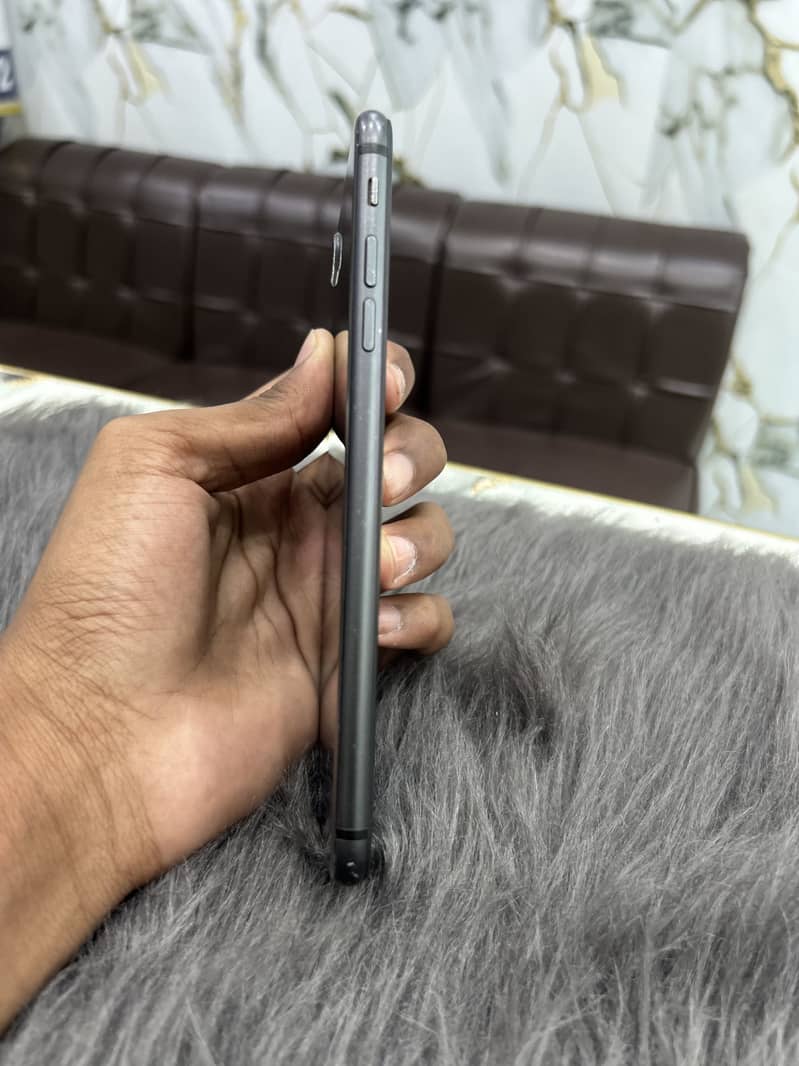 Apple iPhone 8 Plus 4