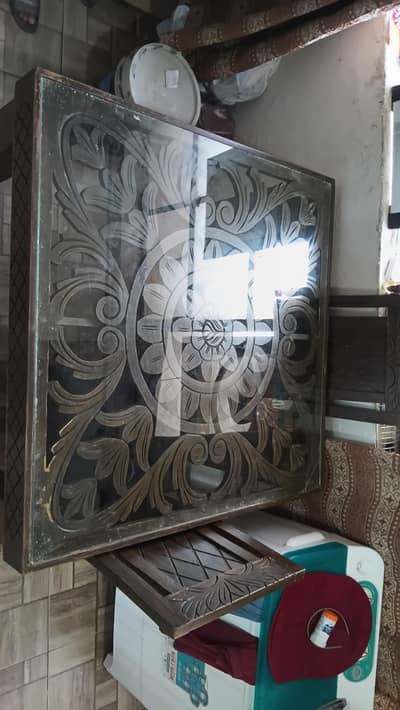 Dining table in good condition.
