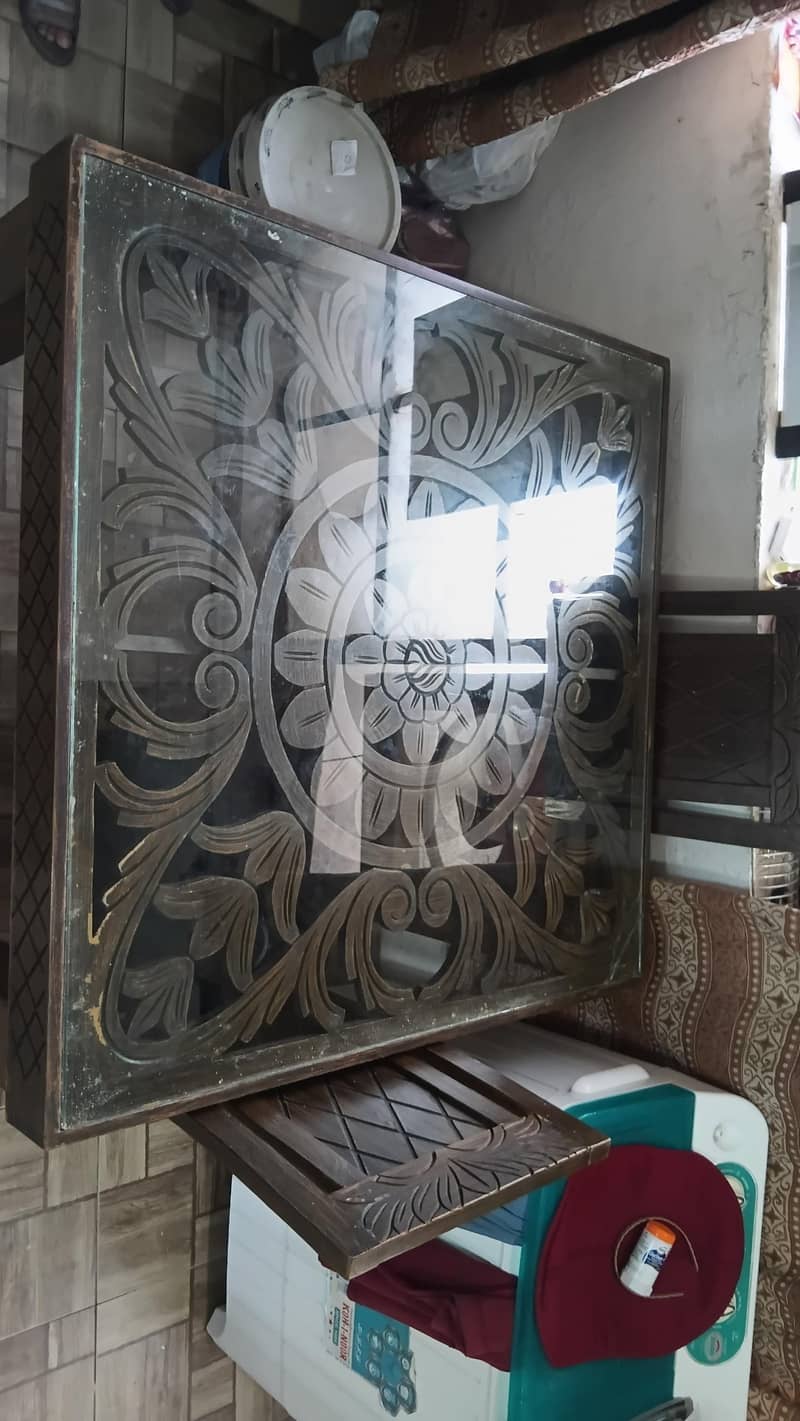 Dining table in good condition. 0