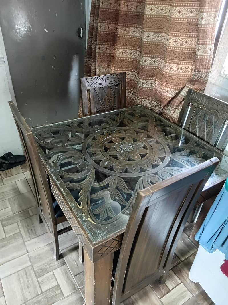 Dining table in good condition. 1