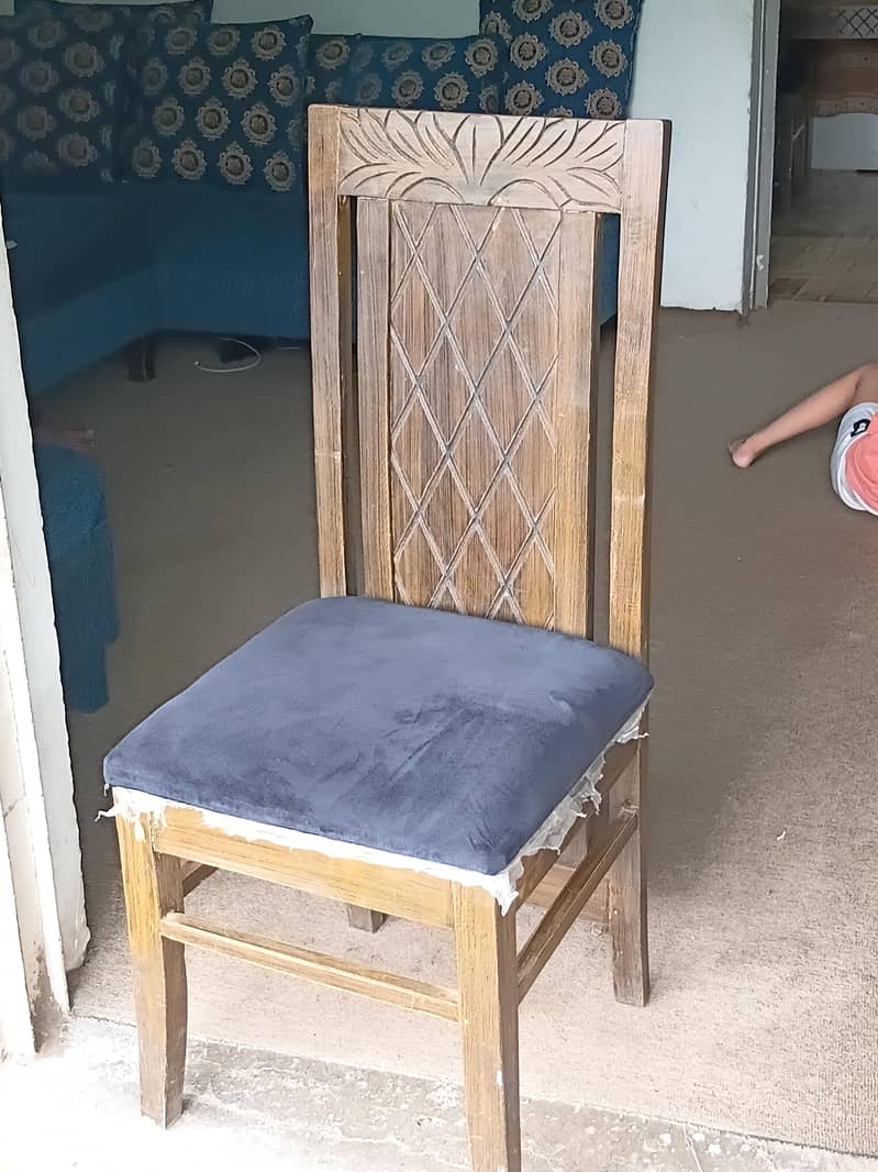 Dining table in good condition. 2