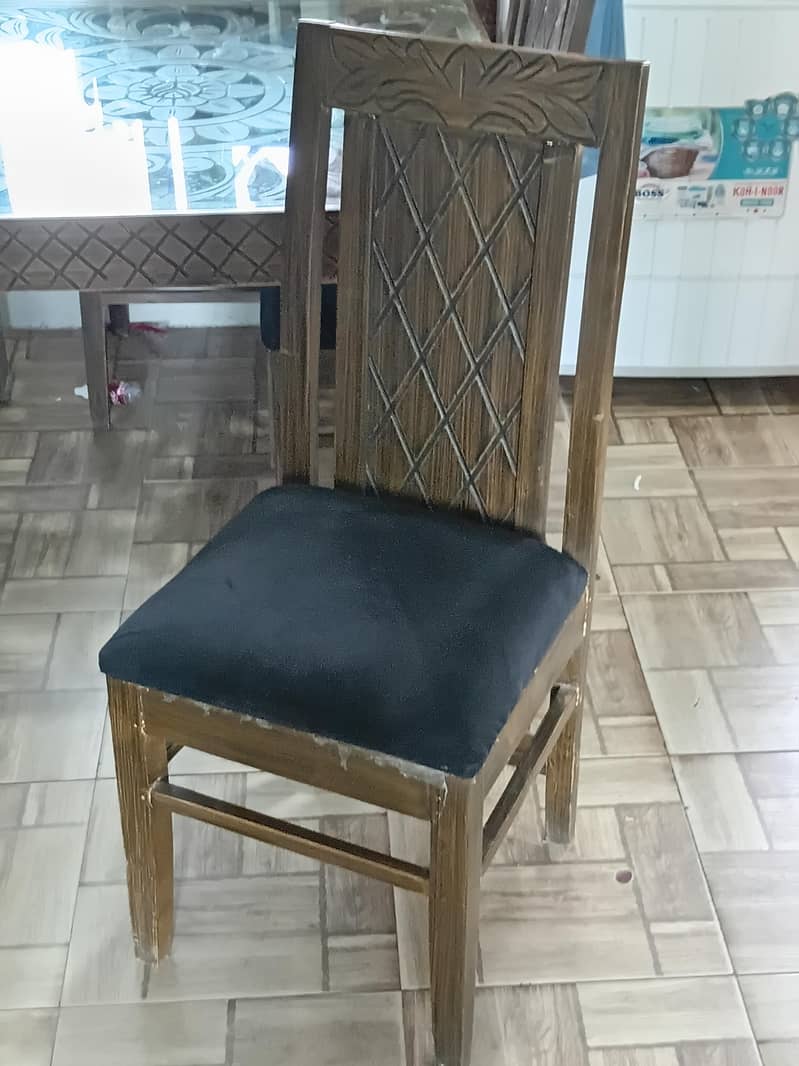 Dining table in good condition. 3