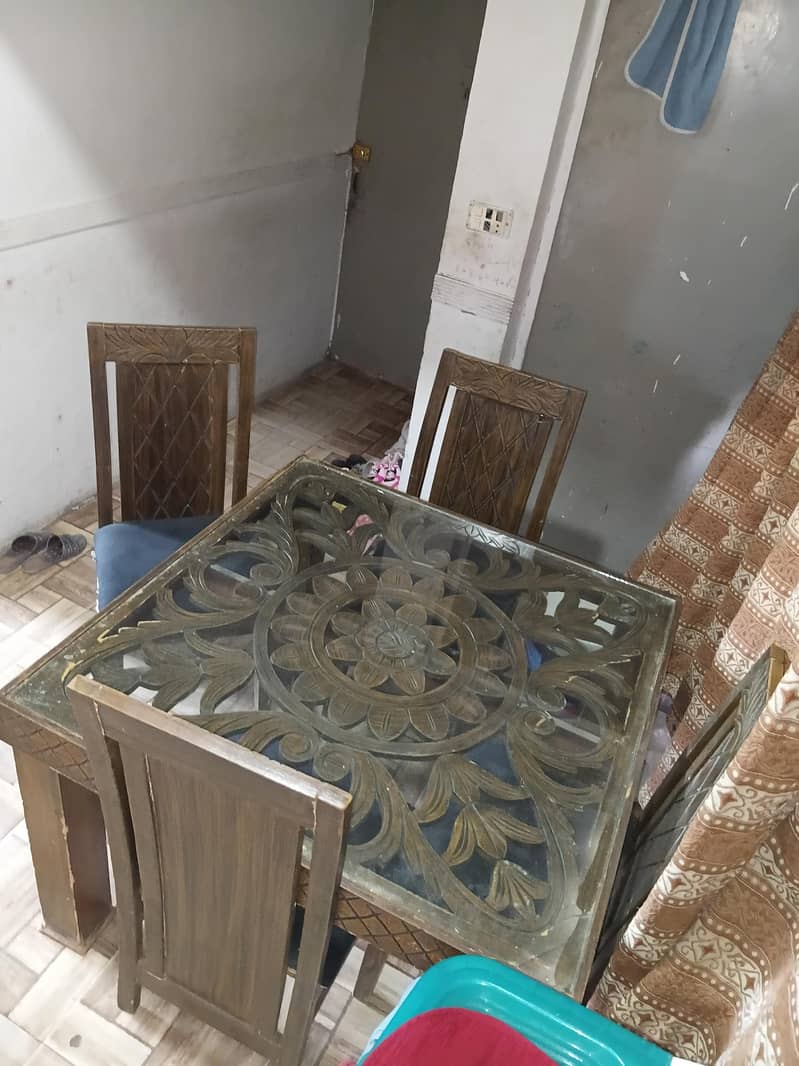 Dining table in good condition. 4