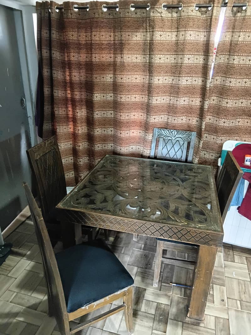 Dining table in good condition. 5
