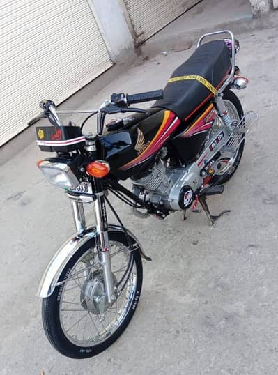 Honda 125 CG Black – Lahore Number. bike hai