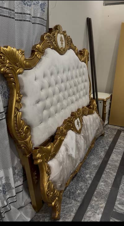 beautiful bed set for sale slightly used 10/10 condition