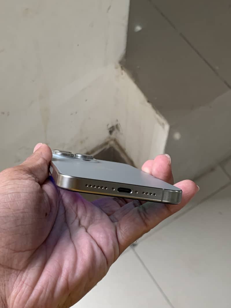 Apple iPhone 15 Pro Max 4