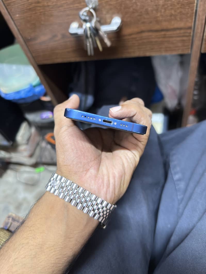 Apple iPhone 12 4