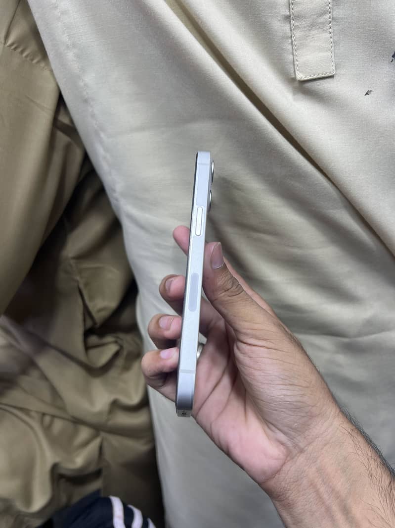 Apple iPhone 13 5