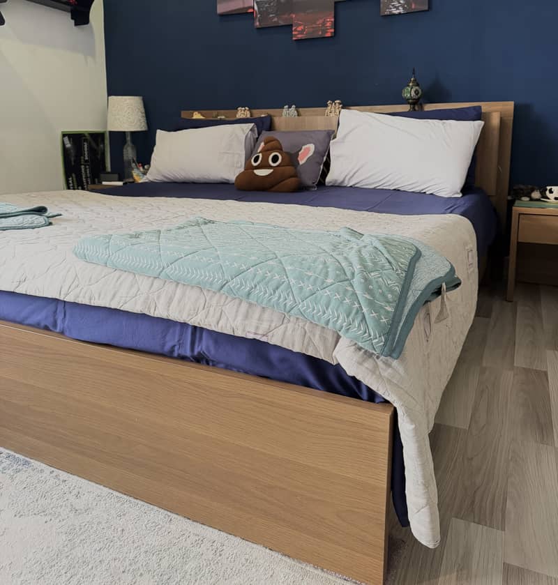Bed with two bedside tables and Dressing table 1