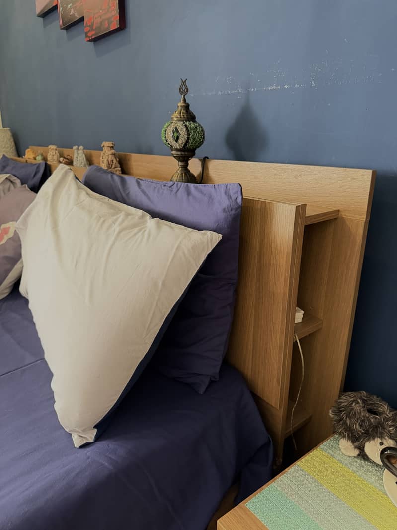 Bed with two bedside tables and Dressing table 2