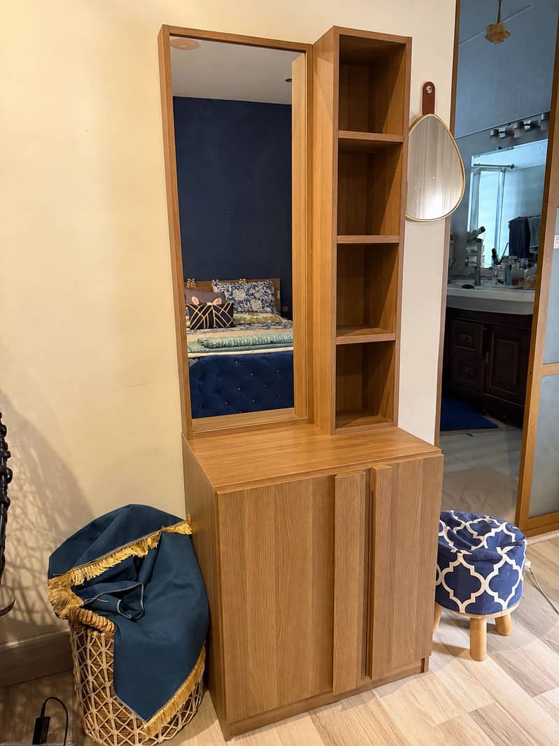Bed with two bedside tables and Dressing table 3