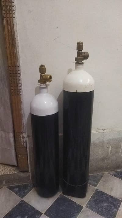 2 oxygen cylinders 10L