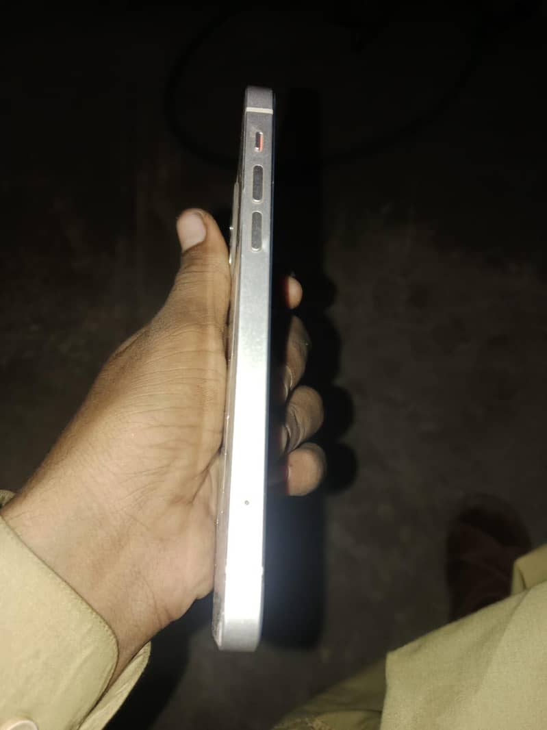 Apple iPhone 12 4
