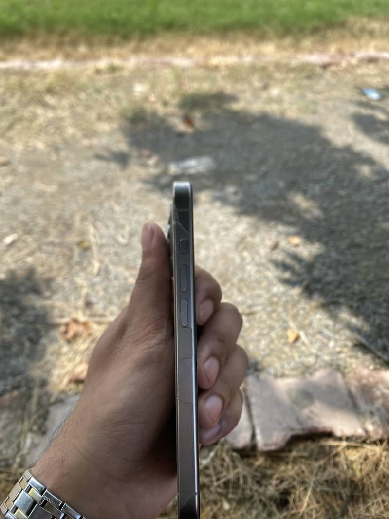 Apple iPhone 15 Pro 2
