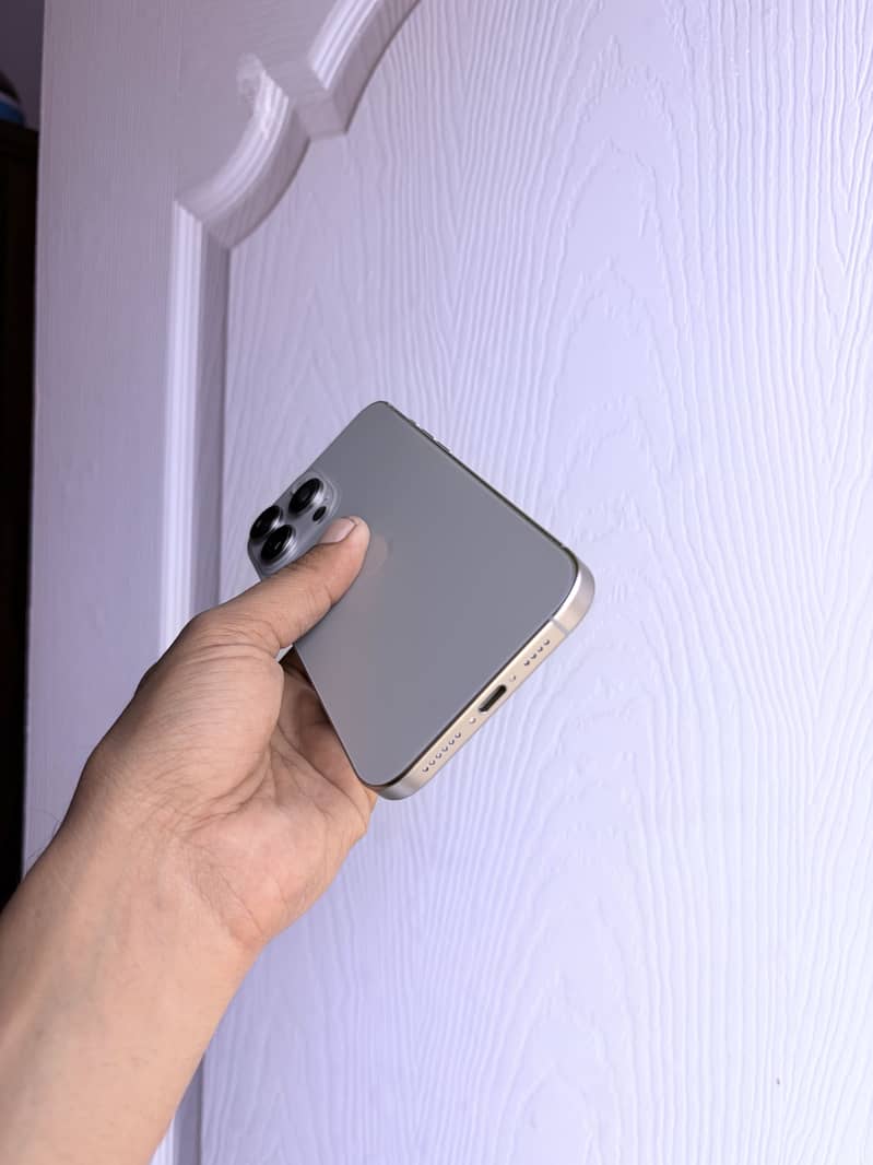 Apple iPhone 16 Pro Max 4