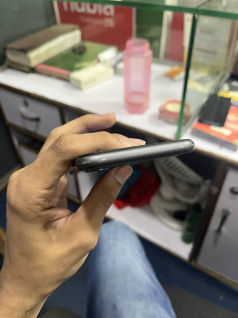 Apple iPhone 11 4