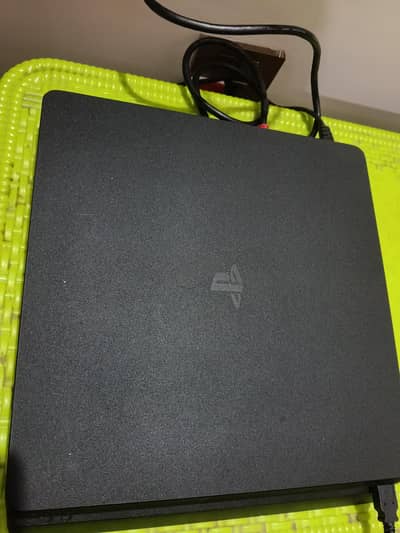 play station 4slim 500Gb 2 controller 4 games almost brand new