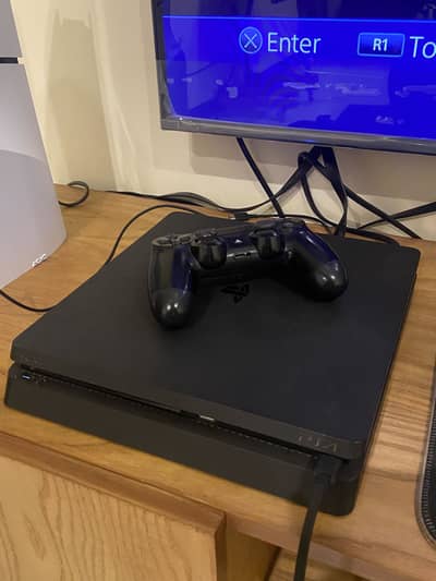 Playstation 4 slim 1Tb with 1 disc