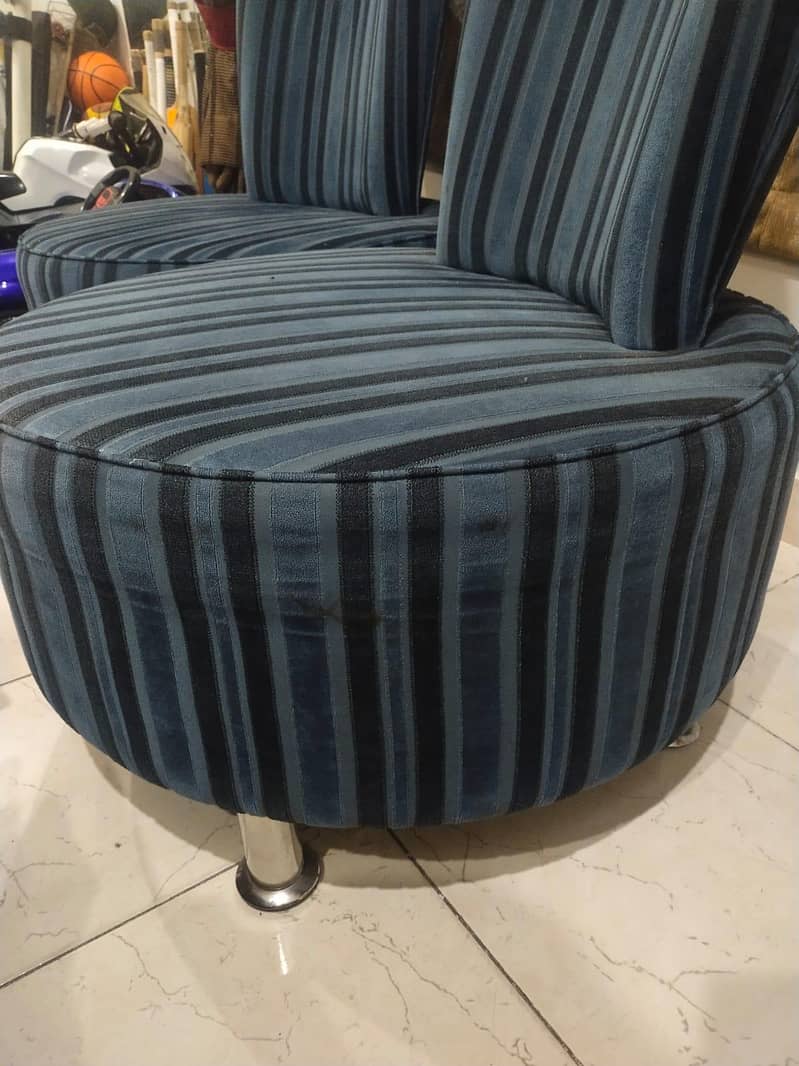 table plus 2 sofa chairs 1