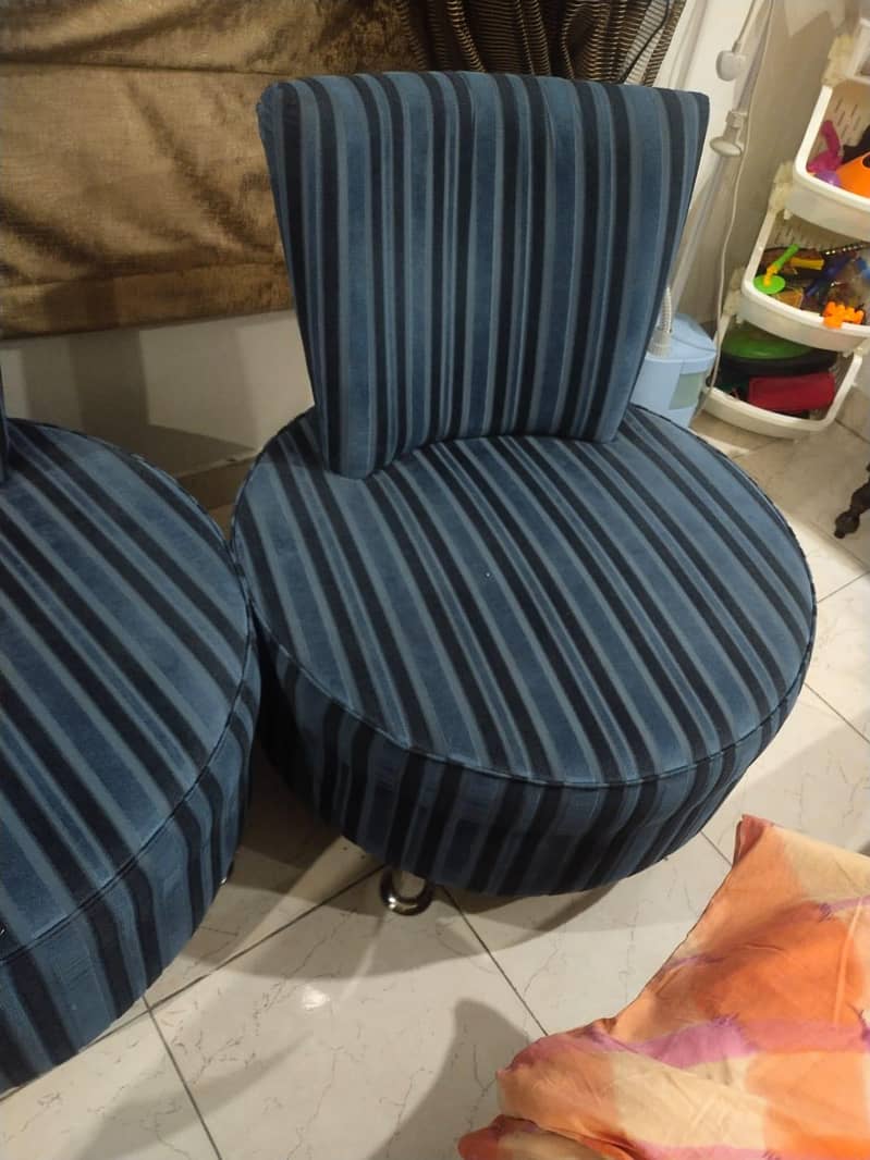 table plus 2 sofa chairs 2