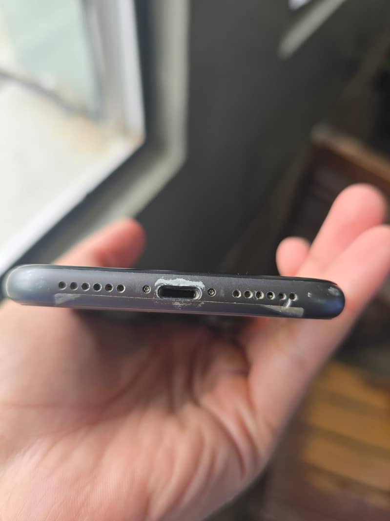 Apple iPhone 11 4