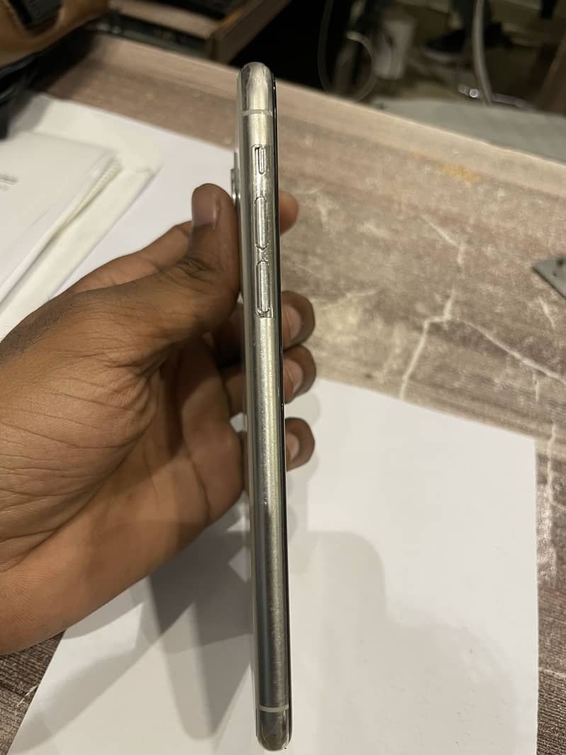 Apple iPhone 11 Pro Max 2